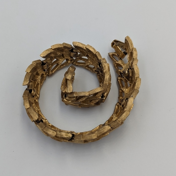 Beautiful Vintage Brushed Gold Tone Crown Trifari Leaf motifs 7" long Bracelet - Picture 5 of 9